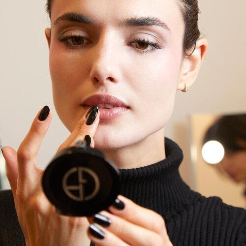Armani beauty official website: makeup, fragrances, skincare & gift sets.